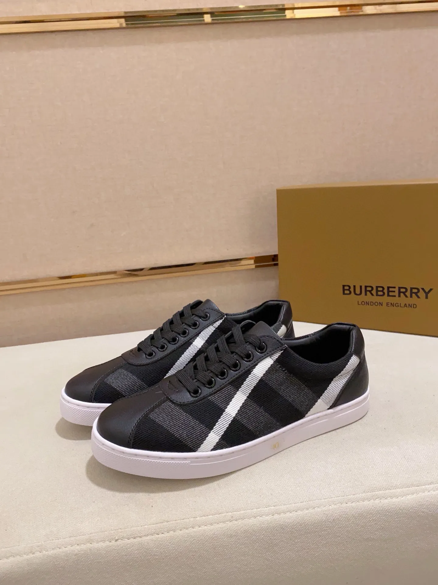 Men's shoes 💰: 400💰🥳◾️▫️The new Burberry men's classic low-top sneakers are reinterpreted with Vintage retro plaid cotton material and calfskin, decorated with a new brand logo. First-layer sheepskin lining, embossed Burberry logo on the heel, and original TPU outsole! Code number: 38-44. Can be customized45